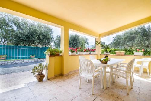 Un balcón o terraza de Case Vacanze Paradise Beach Vicino Cefalù PISCINA APERTA