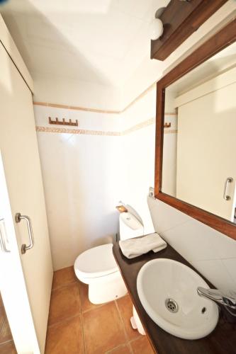 a bathroom with a toilet and a sink at Geranio in L'Ampolla