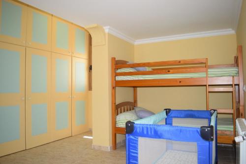 ペレジョにあるThe Little Castleの二段ベッド2台とクローゼットが備わる客室です。