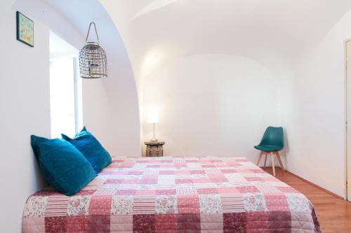Angel Holiday home في Szentantalfa: غرفة نوم بسرير كبير مع وسائد زرقاء