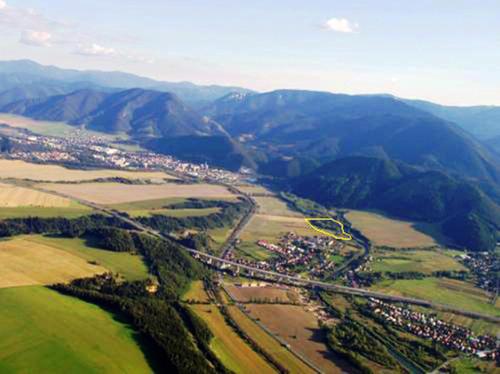 una vista aerea di una città in mezzo a una montagna di Tiny House Olivia a Liptovský Hrádok