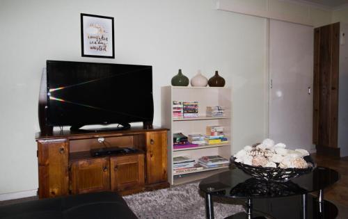 TV a/nebo společenská místnost v ubytování Manilla Cottage - Manilla NSW