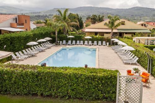 Bazén v ubytovaní Case Vacanze Paradise Beach Vicino Cefalù PISCINA APERTA alebo v jeho blízkosti