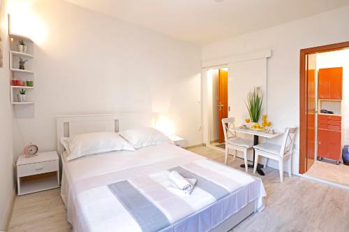 Apartment B&J Very Near Center of Town (Riva)