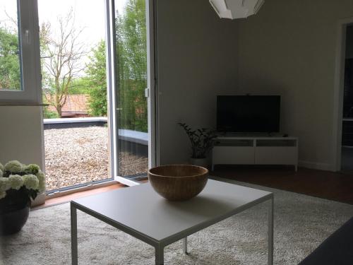 sala de estar con mesa y ventana grande en Apothekerwohnung en Friesoythe