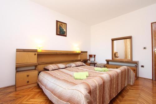sypialnia z dużym łóżkiem i lustrem w obiekcie Apartment Clementina w mieście Višnjan