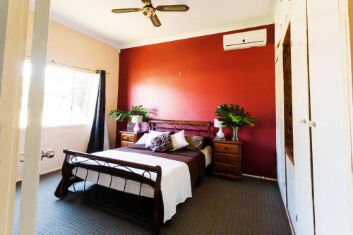 A bed or beds in a room at Coal d' Vine Cottage - Cessnock NSW