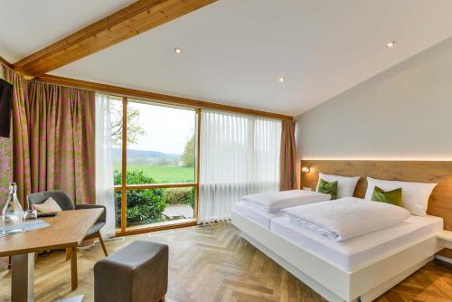sypialnia z dużym łóżkiem i dużym oknem w obiekcie Bett´n Glück - Übernachtung & Frühstück w mieście Zusmarshausen