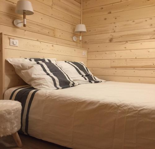 ブール・サン・モーリスにあるArcs 1800の木製の壁のベッドルーム1室(ベッド1台付)