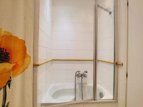 une douche avec une porte vitrée dans une salle de bain dans l'établissement Nestor&Jeeves - PALAIS NICOLE - Central - Very close sea, à Nice