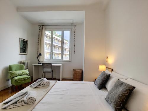 une chambre blanche avec un lit et un bureau dans l'établissement Nestor&Jeeves - PALAIS NICOLE - Central - Very close sea, à Nice