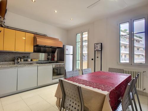 d'une cuisine avec une table et un chiffon rouge. dans l'établissement Nestor&Jeeves - PALAIS NICOLE - Central - Very close sea, à Nice