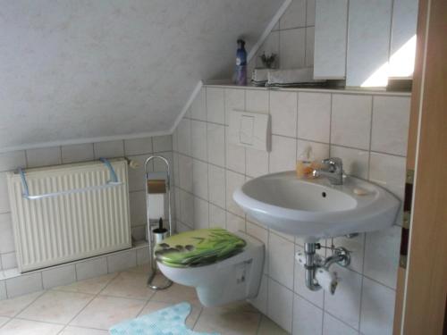 Ett badrum på Haus am Wald