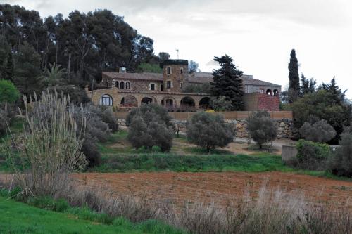 an old house in the middle of a field at Mas Tomas in Vall-Llobrega