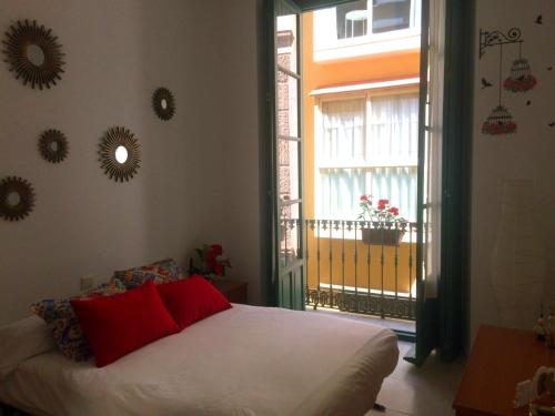 - une chambre avec un lit et une grande fenêtre dans l'établissement Apartamento Mon Chéri, à Malaga