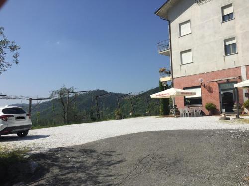 ein vor einem Gebäude geparkt in der Unterkunft Albergo Ristorante La Greppia in Montedivalli Chiesa