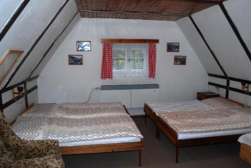 En eller flere senge i et værelse på Chalupa Bumbálka