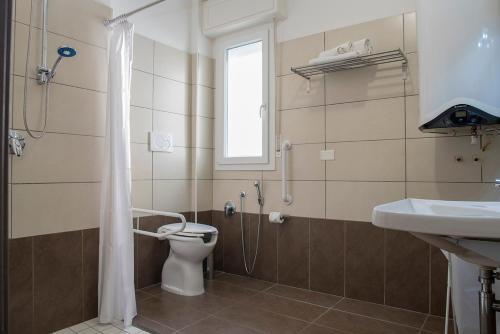 A bathroom at Green Residence