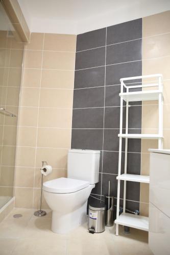 ポルティマンにあるBeco Do Sol Apartment T2のバスルーム(白いトイレ、棚付)