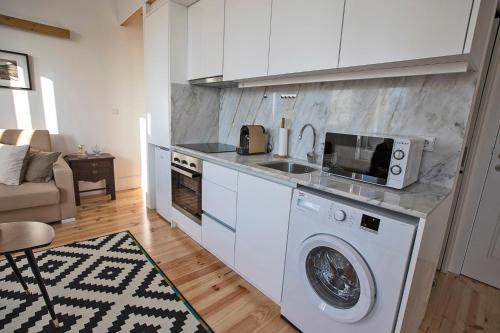 ポルトにあるBonfim Apartmentのキッチン(洗濯機、電子レンジ付)
