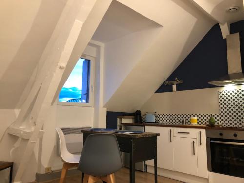 une cuisine avec une table et des chaises et une fenêtre dans l'établissement ★ Studio ★ Brive Centre ★, à Brive-la-Gaillarde