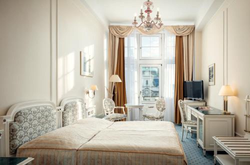 Un pat sau paturi într-o cameră la Ambassador Zlata Husa
