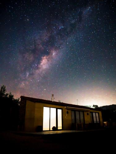 a building under a starry sky with the milky way at Villas Toscanas in Limache
