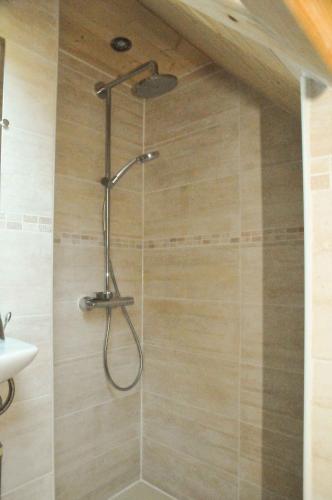 une douche avec pommeau de douche dans une salle de bain dans l'établissement Duplex Le Yéti 16 Station Thollon les Mémises, à Thollon-les-Mémises