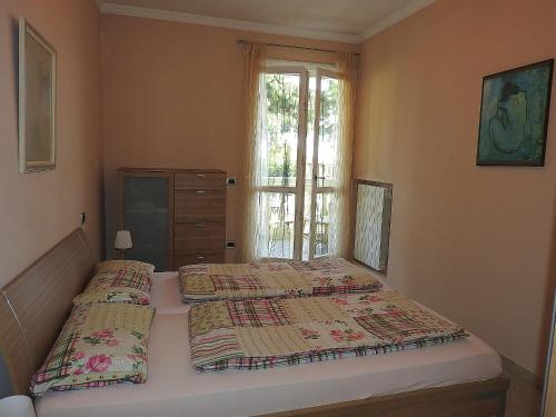 2 aparte bedden in een kamer met een raam bij Villa Emma in Ospedaletti