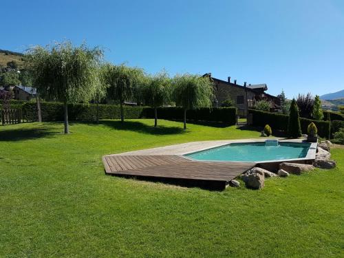 - une piscine dans une cour avec une terrasse en bois dans l'établissement Casa Estavar Residencial, à Estavar