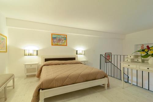 レッチェにあるSalotto dei Baroniの白い部屋のベッドルーム1室(ベッド1台付)