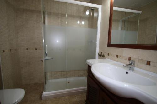 カンブリルスにあるVilla Rondaのバスルーム(シャワー、洗面台、トイレ付)