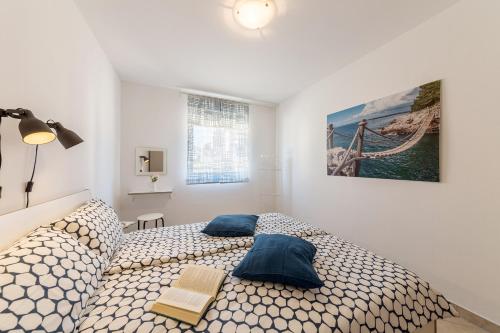 Un dormitorio con una cama con almohadas azules. en Apartment Vivis, en Medulin