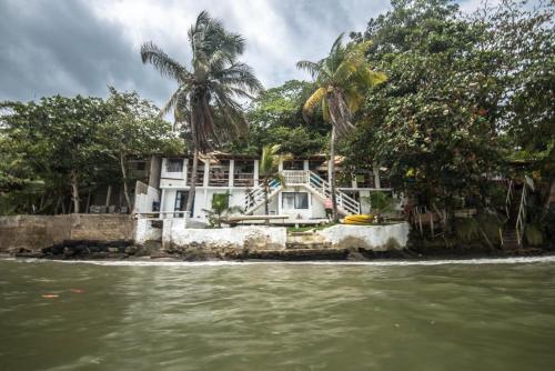 une maison sur la rive d'une masse d'eau dans l'établissement Hostal La Mariapolis, à Necoclí
