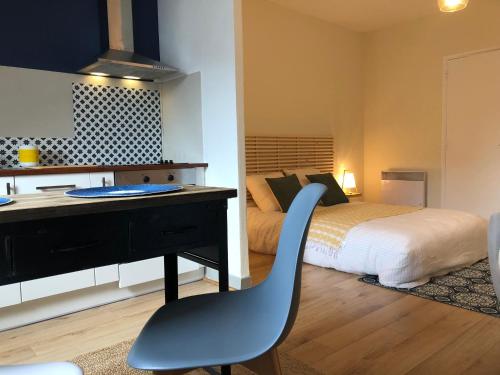 - une chambre avec un bureau et un lit dans l'établissement ★ Studio ★ Brive Centre ★, à Brive-la-Gaillarde