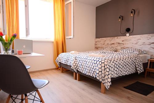 Un dormitorio pequeño con una cama y una ventana. en Nora Rooms, en Zadar