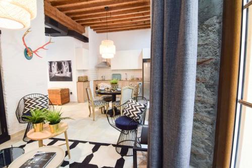 a kitchen and living room with a table and chairs at Letmalaga Clemens in M&aacute;laga