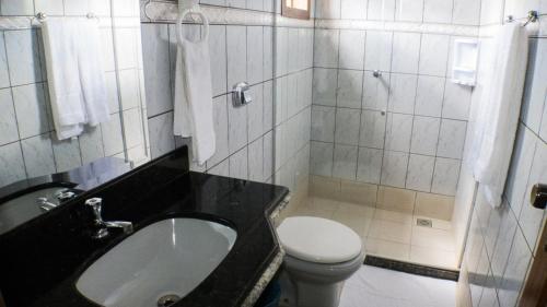 une salle de bain blanche avec un lavabo et des toilettes dans l'établissement Pousada Il Conventino, à Santa Teresa