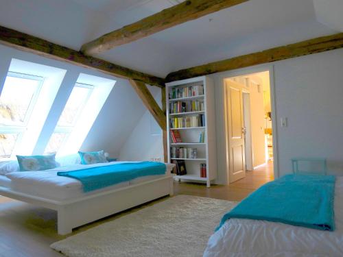 a bedroom with a bed and a book shelf at "Jugendliebe" in Benz auf Usedom in Benz