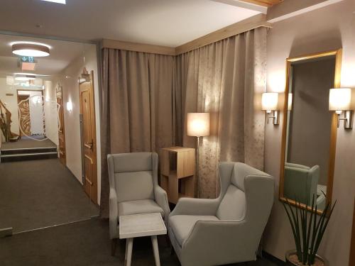 a therapy room with two chairs and a mirror at Hotel-Restaurant Fischerwirt in Gratwein