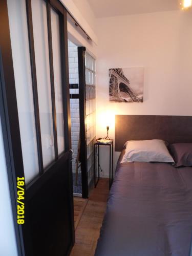 une chambre avec un lit et une fenêtre dans l'établissement T1 DE CHARME Terrasse VUE MER, à Bandol