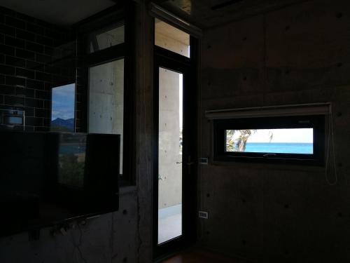 a window in a room with a view of the beach at 墾丁 住在Zhuzai in Checheng