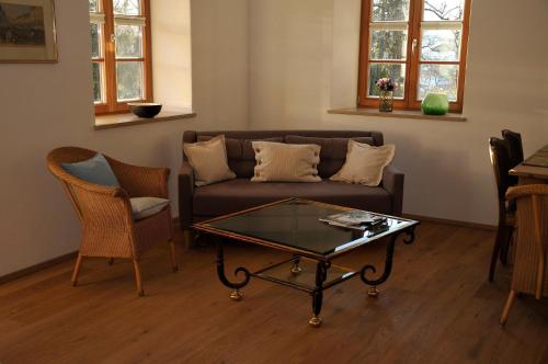 a living room with a couch and a coffee table at Malerhaus am Kolbergarten in Bad Tölz