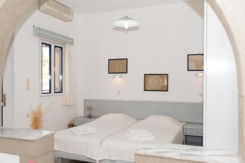 Cama ou camas em um quarto em Captain Manos Studio Apartments