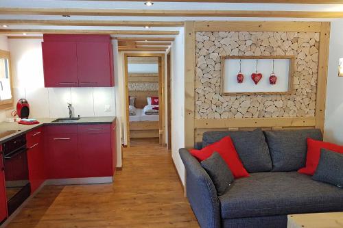 salon z kanapą i kuchnią w obiekcie Guggerzyt w mieście Grindelwald
