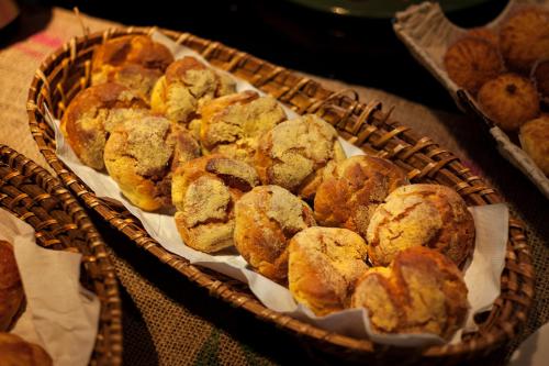 瓦尔任阿Tryp by Wyndham Varginha Cafe Royal的桌上装有糕点的篮子