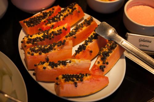 瓦尔任阿Tryp by Wyndham Varginha Cafe Royal的桌上放有寿司的盘子