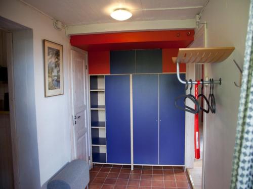 a room with a blue and red wall at Prästgården i Funäsdalen in Funäsdalen