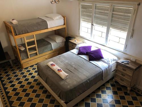 1 dormitorio con 2 literas y ventana en Hospedaje Esmeralda en Tigre