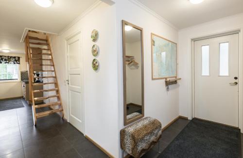 una stanza con uno specchio e una scala di Cottage 